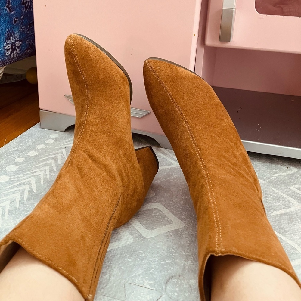 CHASE + CHLOE SUEDE BOOTS - Picture 3 of 11